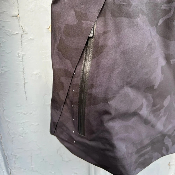 Lululemon The Rain Is Calling Jacket, size 6 - Picture 5 of 16
